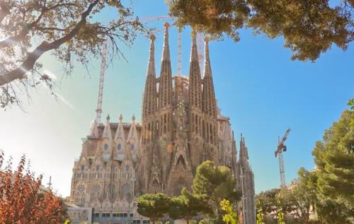  Guided visit Sagrada Familia with towers